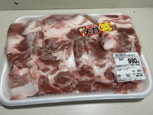 メガ盛りシールが貼られた1kg入りの冷凍国産豚カシラ肉（頭肉）のパック