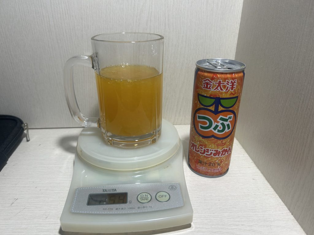 グラスに注がれた金太洋つぶオレンジみかんの内容量計量結果