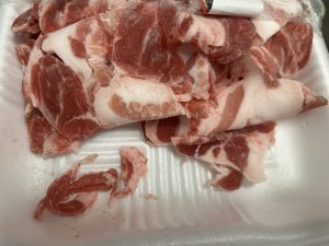 パックを開封した状態の冷凍豚カシラ肉（頭肉）の切り落とし